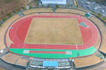 薩摩川内市の陸上競技場をオーバーレイ改修で公認更新