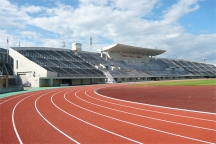 秋田市八橋運動公園陸上競技場をウレタントッピングでオーバーレイ改修