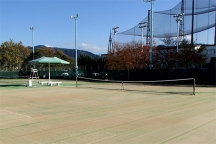都市総合文化施設「ウェルピア伊予」テニスコート5面の人工芝張替