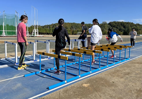 10月15日、厚真中学校陸上競技場で陸上教室開催