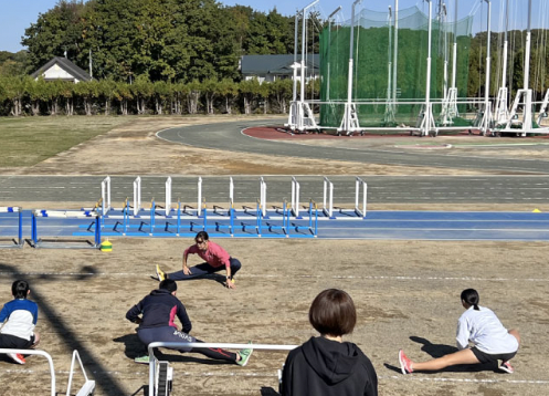 10月15日、厚真中学校陸上競技場で陸上教室開催
