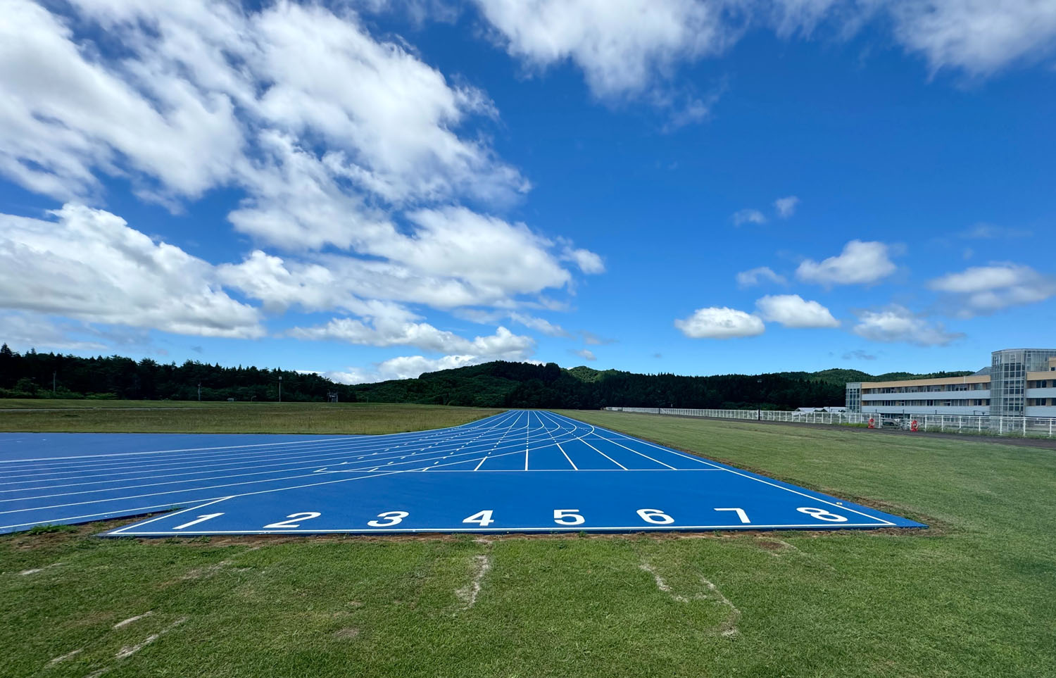 青森県東通中学校多目的グラウンドにブルートラック誕生