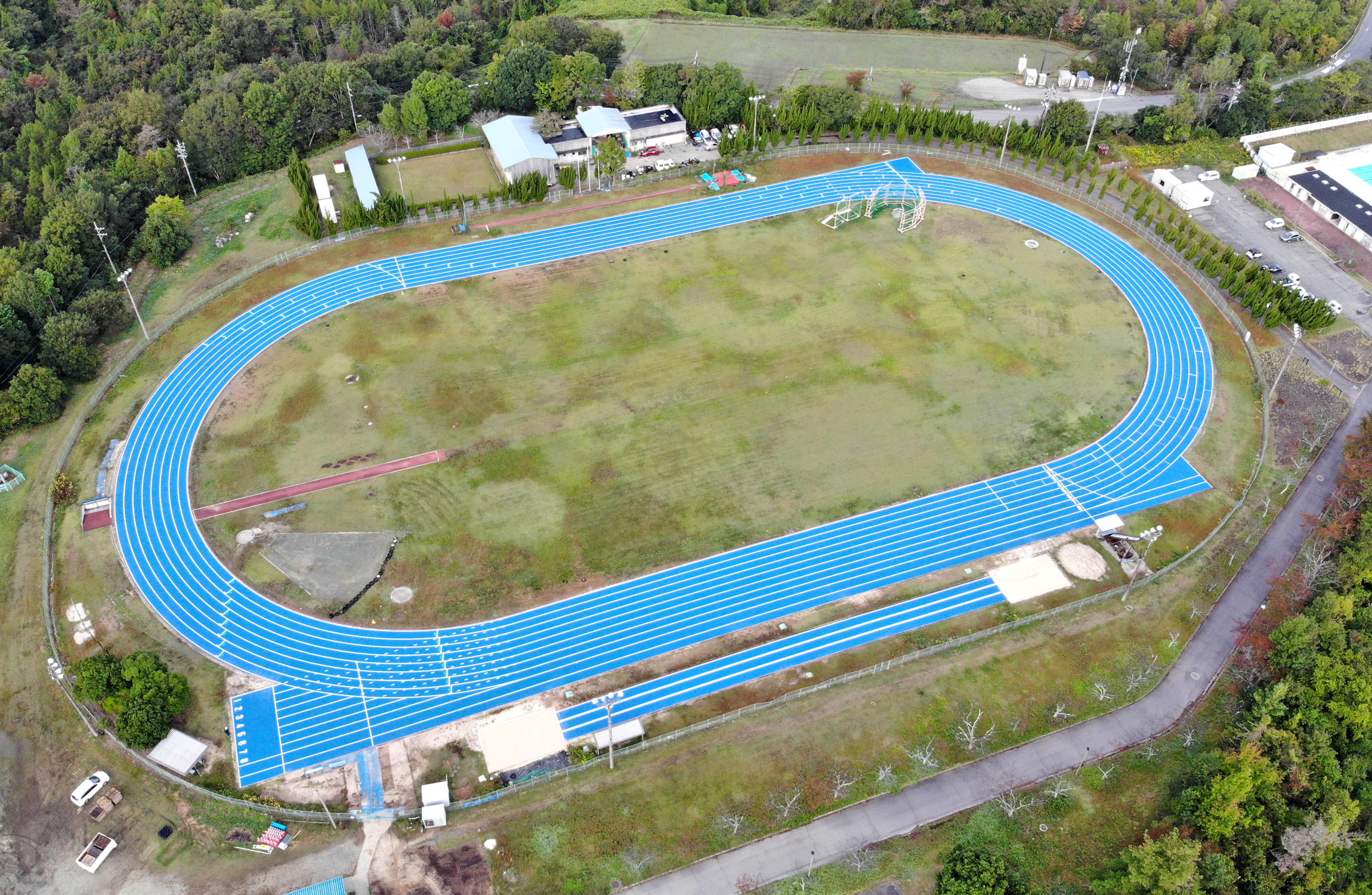 広島大学の陸上競技場をブルートラックにリフレッシュ