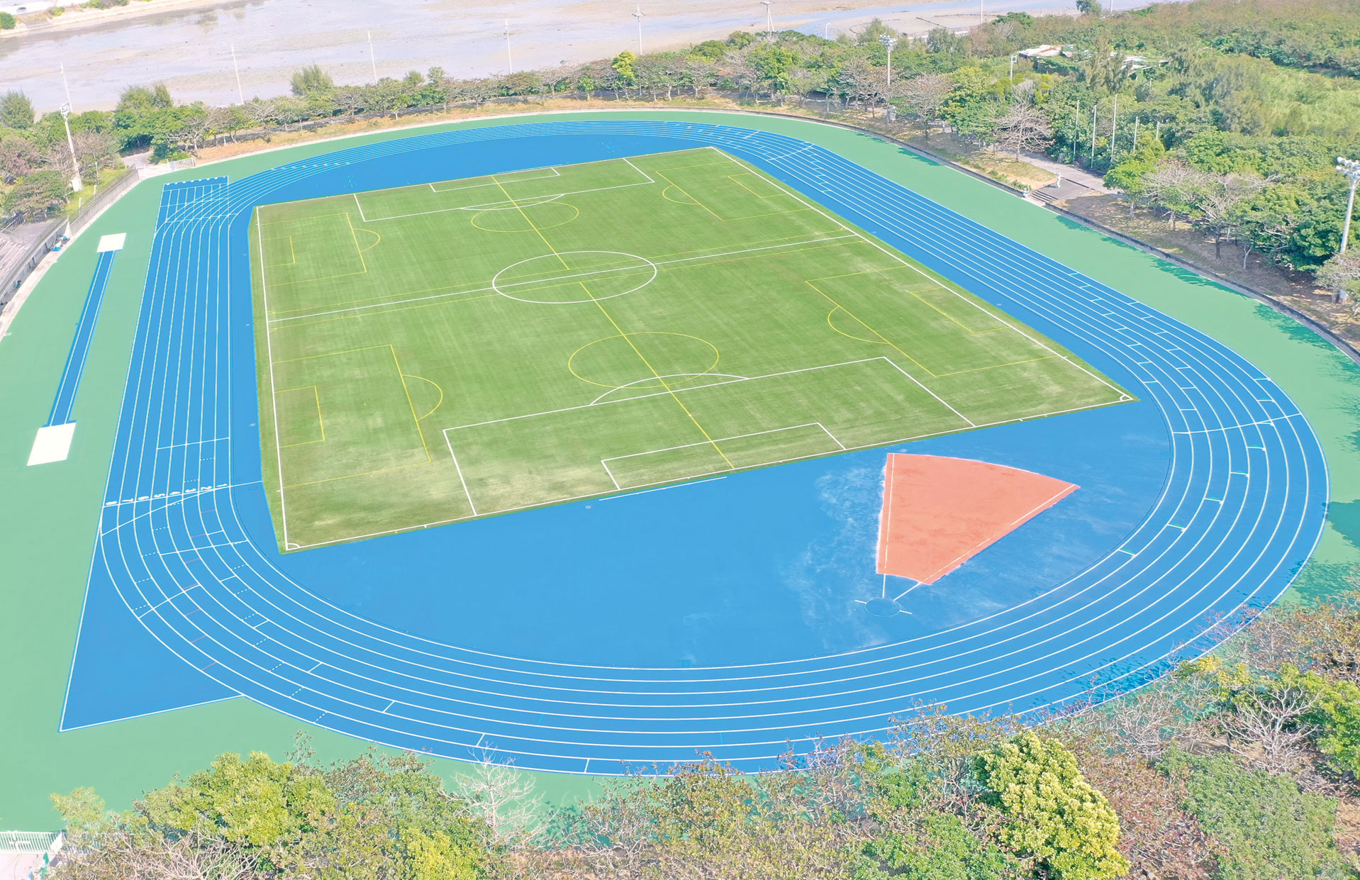 うるま市与那城総合公園の陸上競技場を全天候化