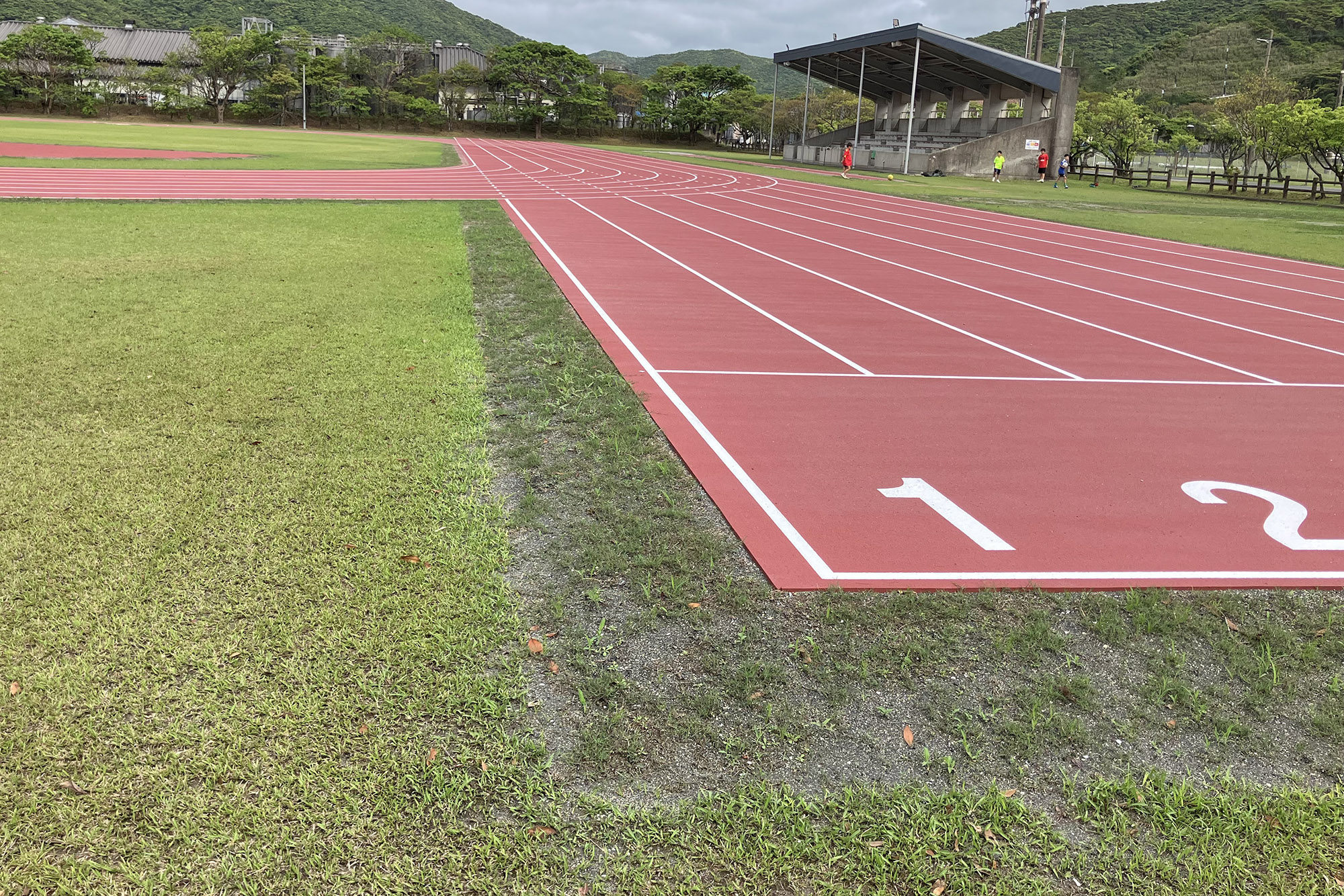宇検村陸上競技場の全天候トラックを大規模改修