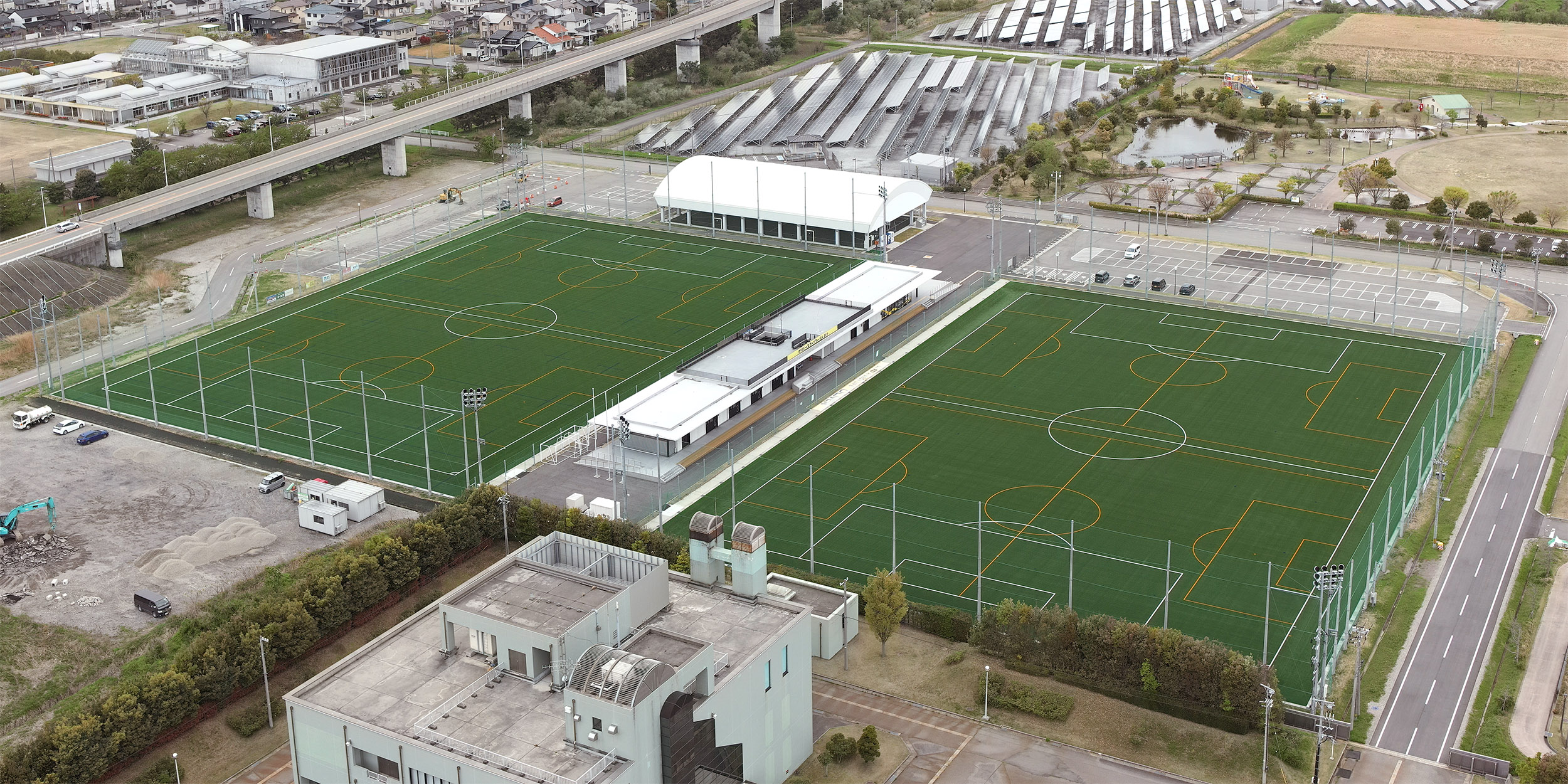 「オリバースポーツフィールド射水」人工芝を全面改修