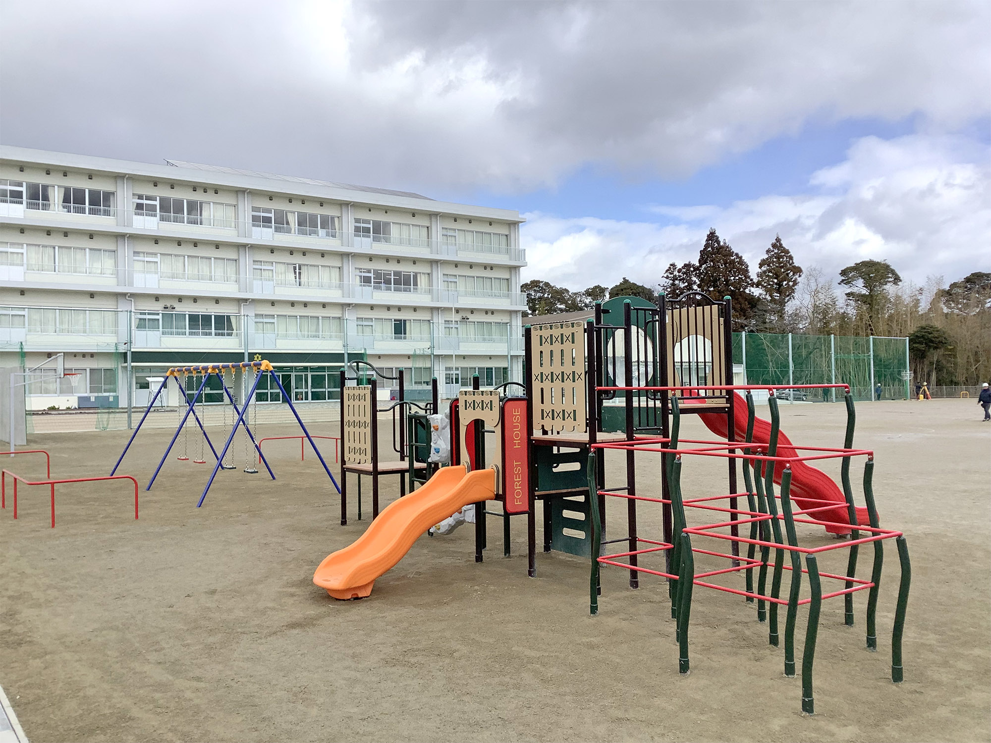 四日市市　高花平小学校　運動場