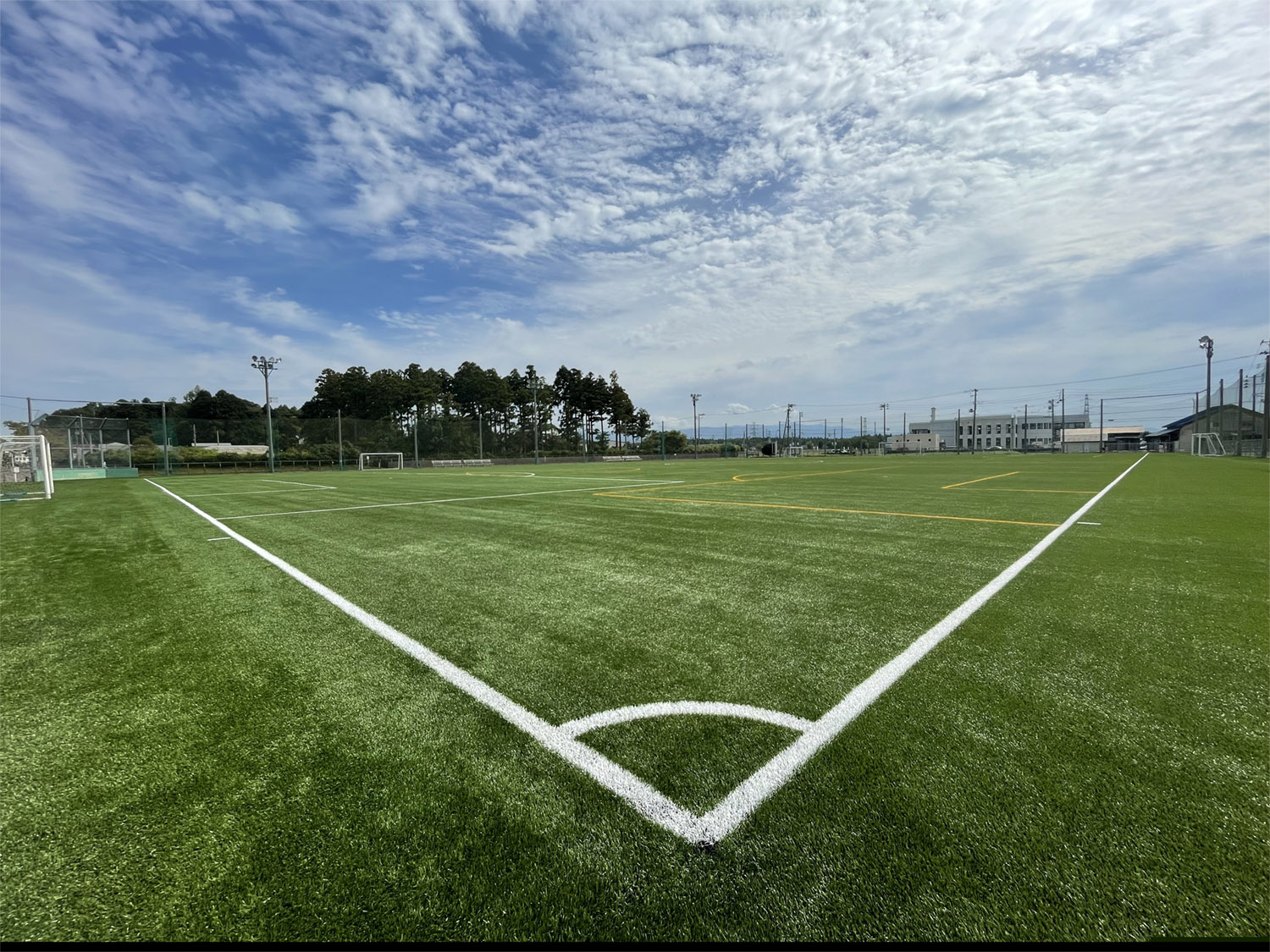 上越市くびきふれあいグラウンドの人工芝をリフレッシュ