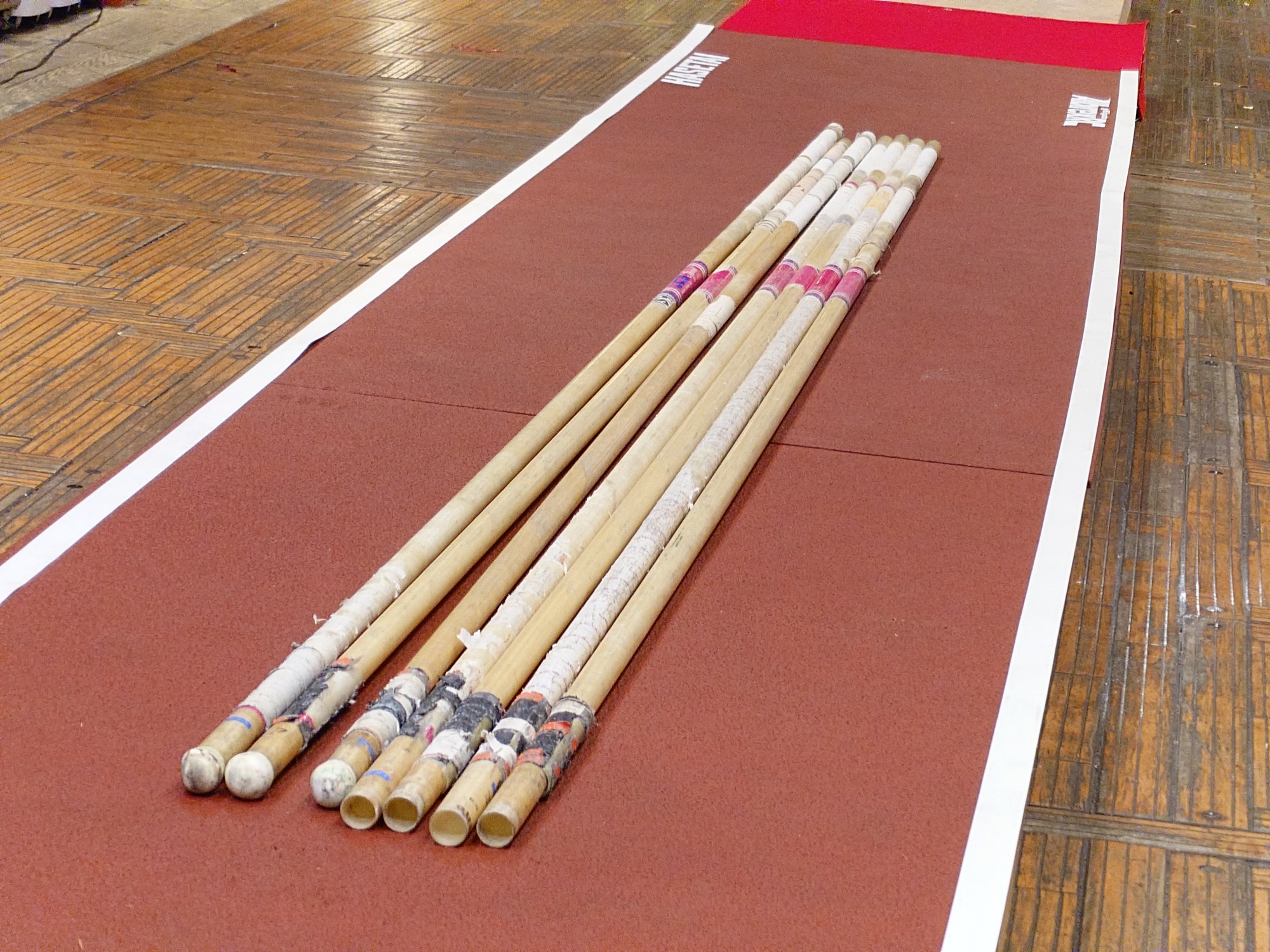 日本テレビ「ウルトラマンDASH」で「レヂンエース・シート」の走路設置