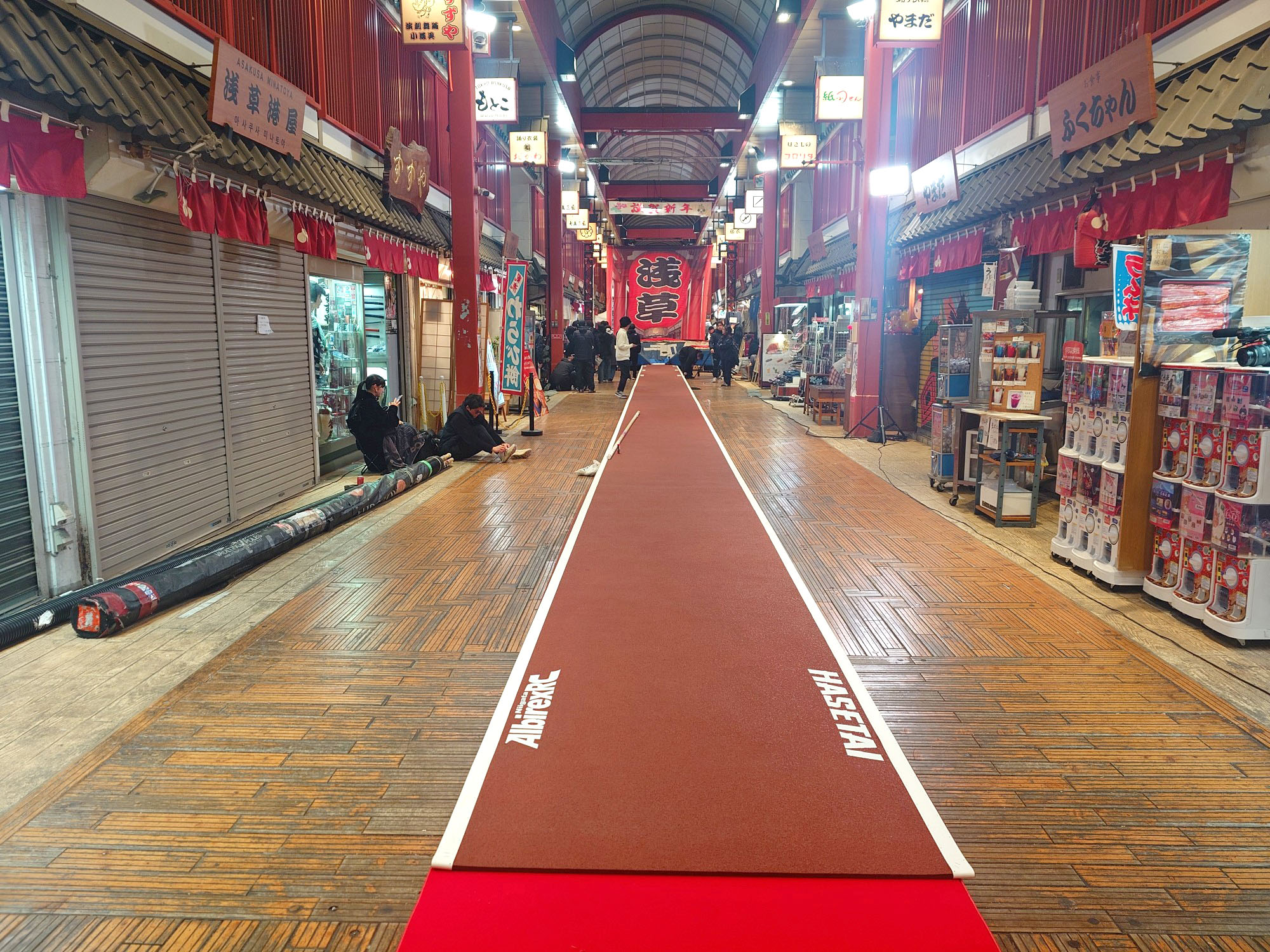 日本テレビ「ウルトラマンDASH」で「レヂンエース・シート」の走路設置