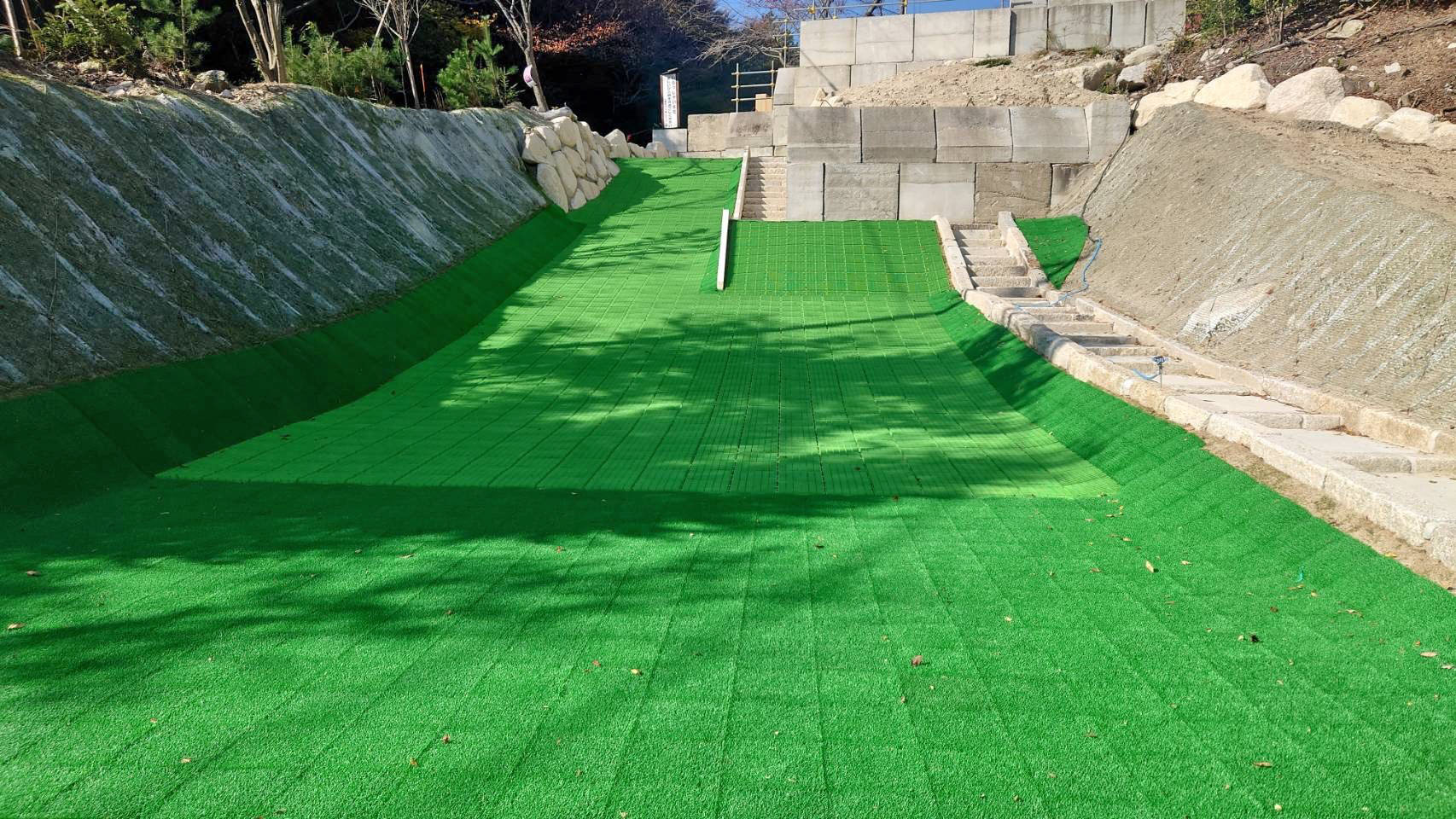 三重県_菰野町_八風キャンプ場_人工芝滑り台