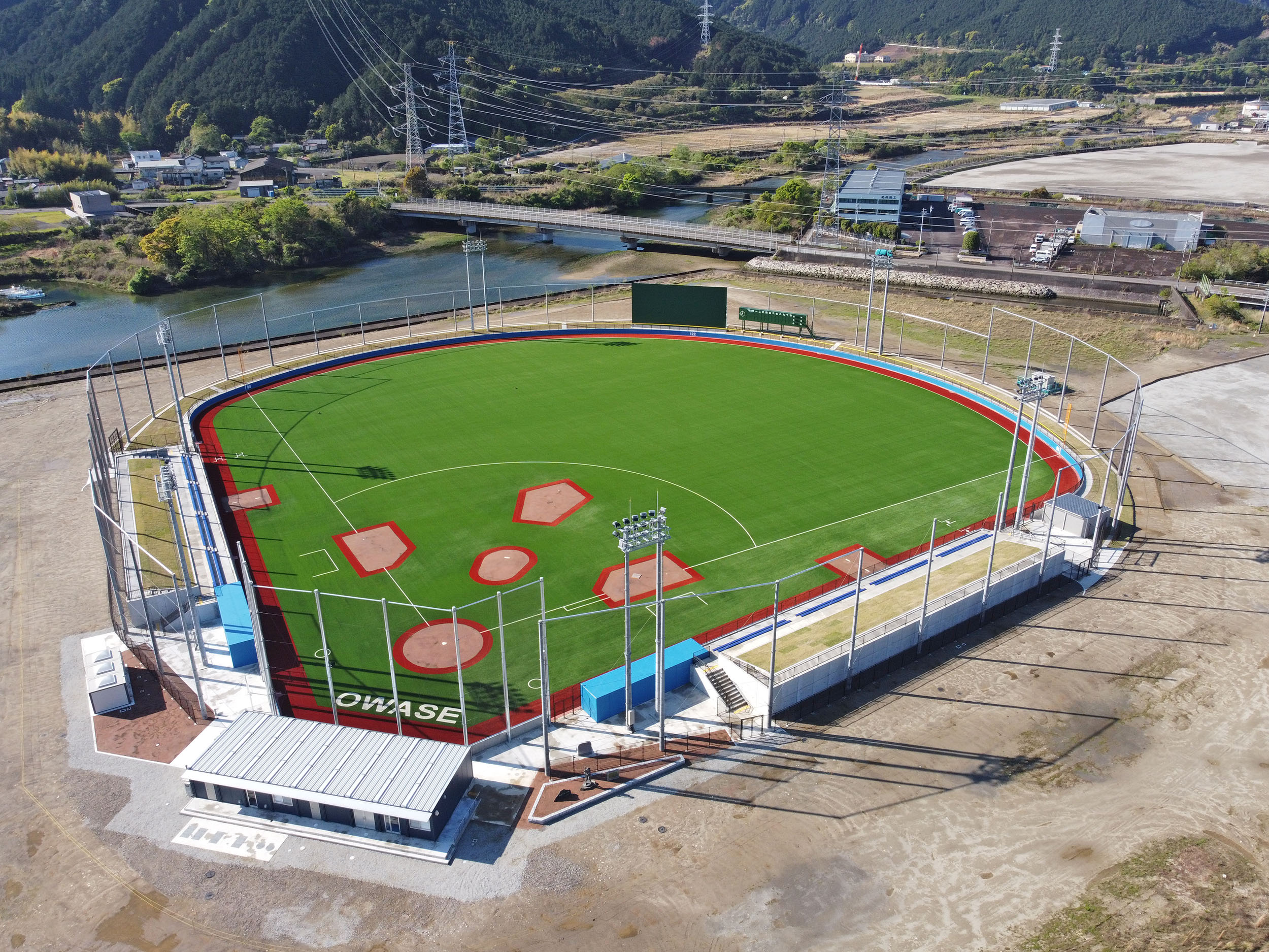 尾鷲市の火力発電所跡地を活用した国市浜公園に野球場完成