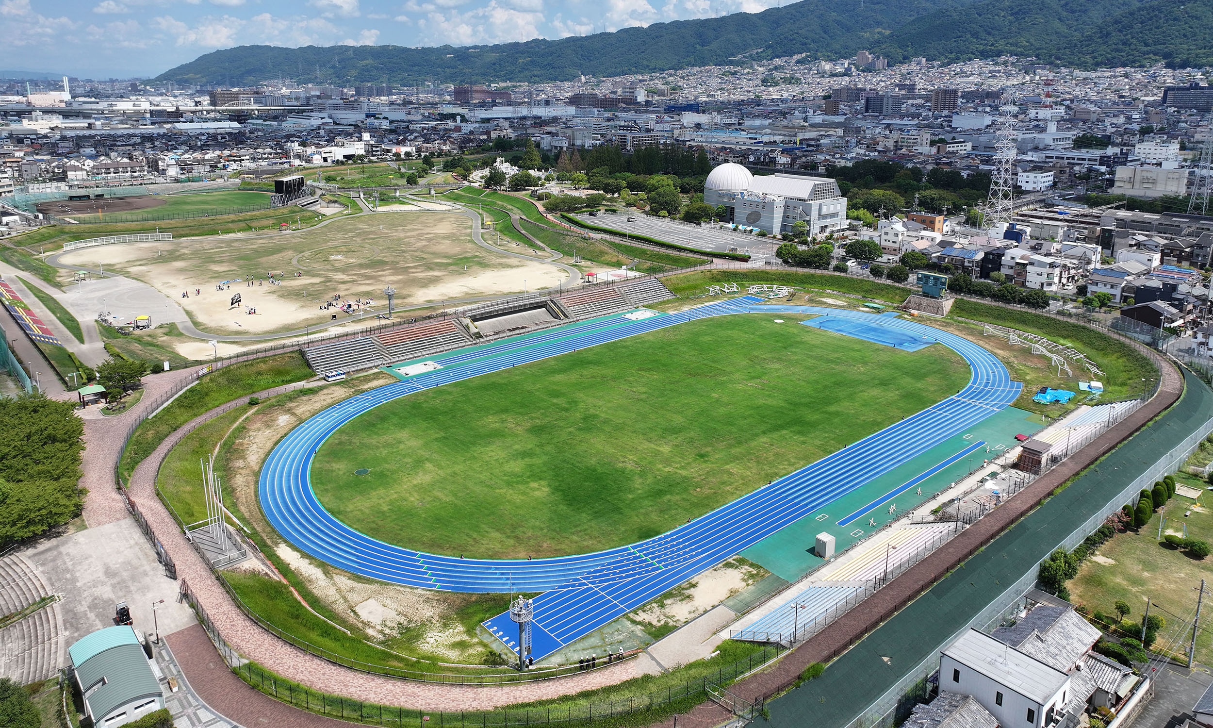 花園中央公園の陸上トラックを公認更新改修
